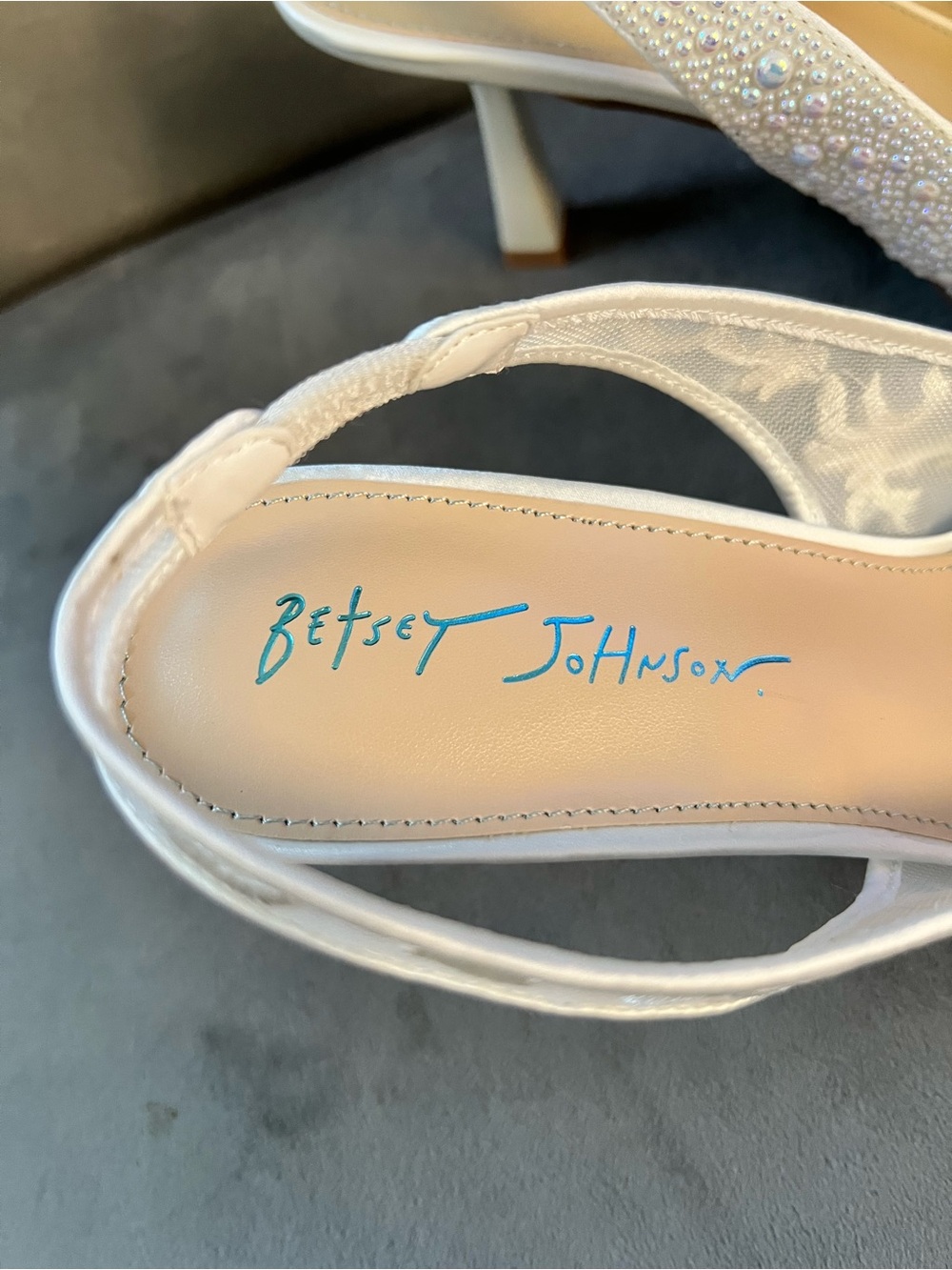 Betsey Johnson “Nikki” Bridal Slingback Pumps — One-of-a-Kind Mismatched Pair - Picture 10 of 10